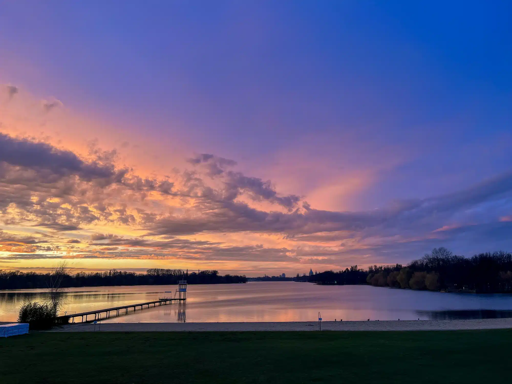 Das Aspria Hannover am Abend im Frühling. Blick auf den Sonnenuntergang